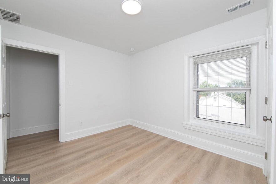 Building Photo - 9 E Holly Ave