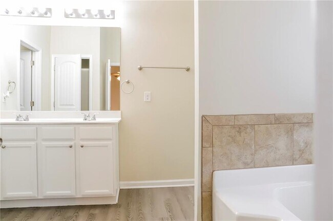 Building Photo - 5817 Grande River Rd