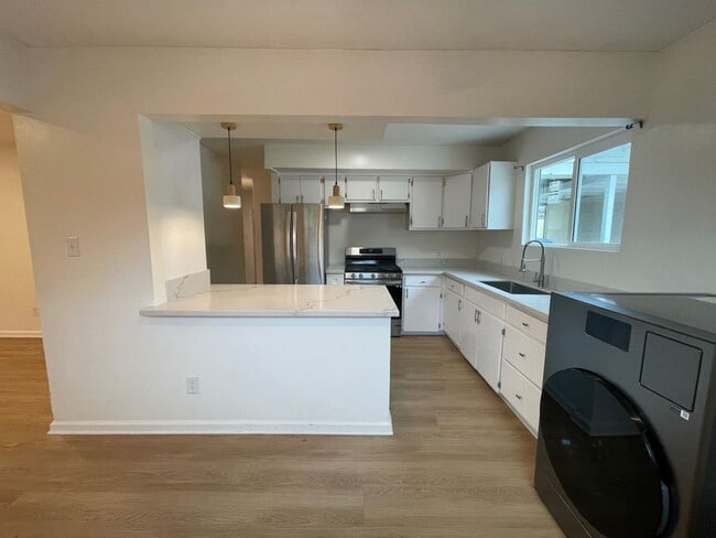 Building Photo - Beautifully Upgraded 3bed 2 bath Front House