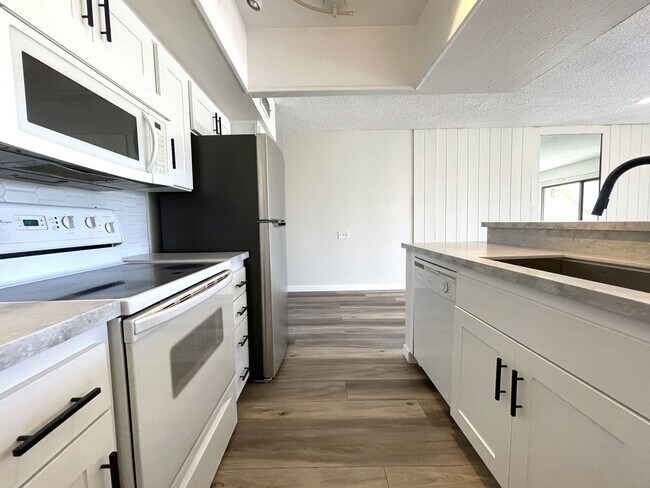 Building Photo - AVAILABLE NOW!!  1 Bedroom 1 Bathroom UPSTAIRS Apartment in Palm Springs!