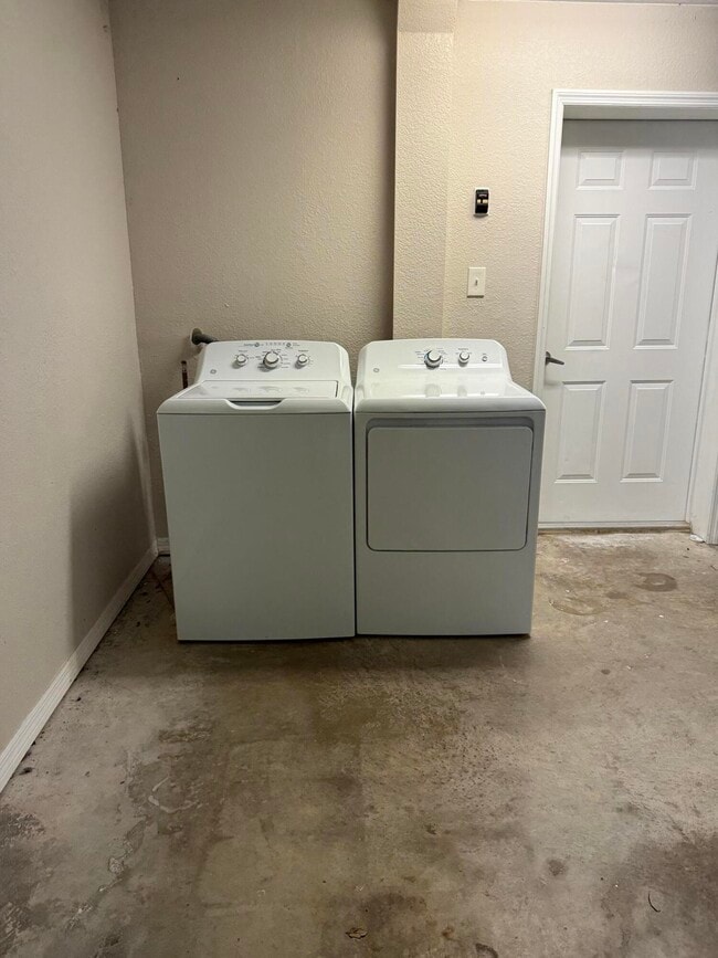 Building Photo - 1739 N Dovetail Dr