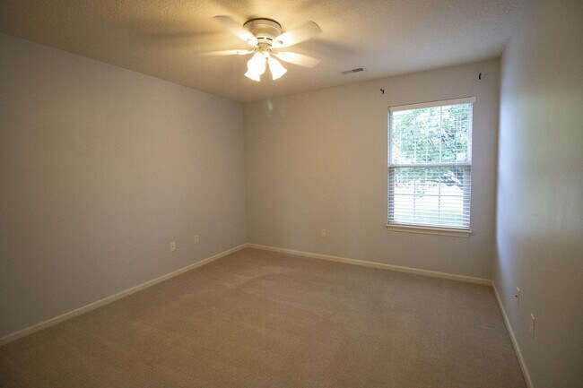 Building Photo - Stunning 3Bed/2BA Home with Dual Living Spaces/Garage