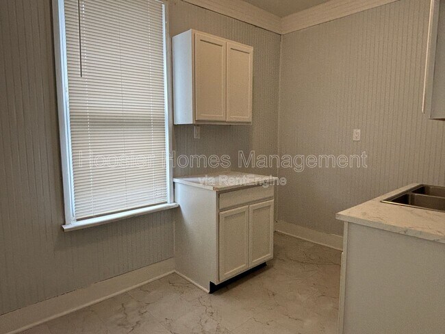 Building Photo - 330 N Arsenal Ave