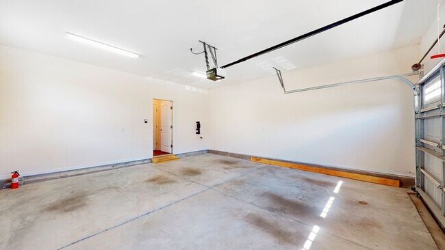 Building Photo - Inviting End Townhome with Loft, Granite Kitchen & 2-Car Garage , Near RTP, RDU, I-40 & I-540