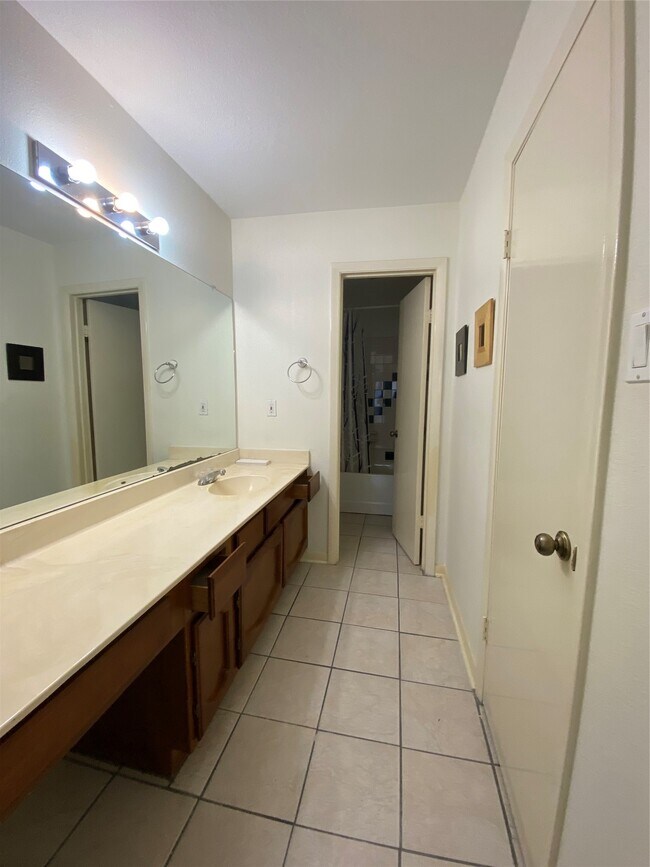 Building Photo - 7846 Green Lawn Dr