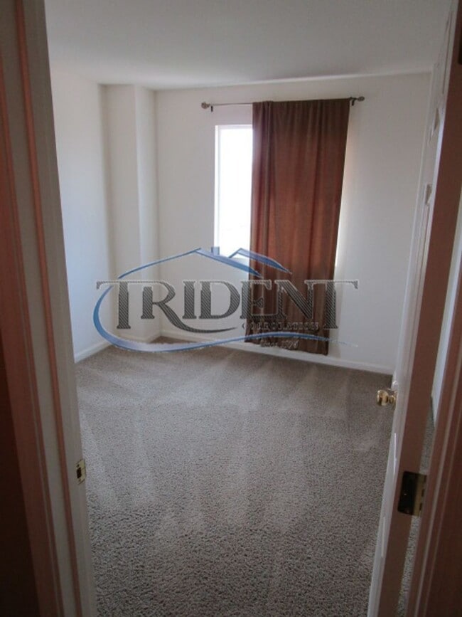 Building Photo - 3 bedroom, 3 bath house with Bonus Room