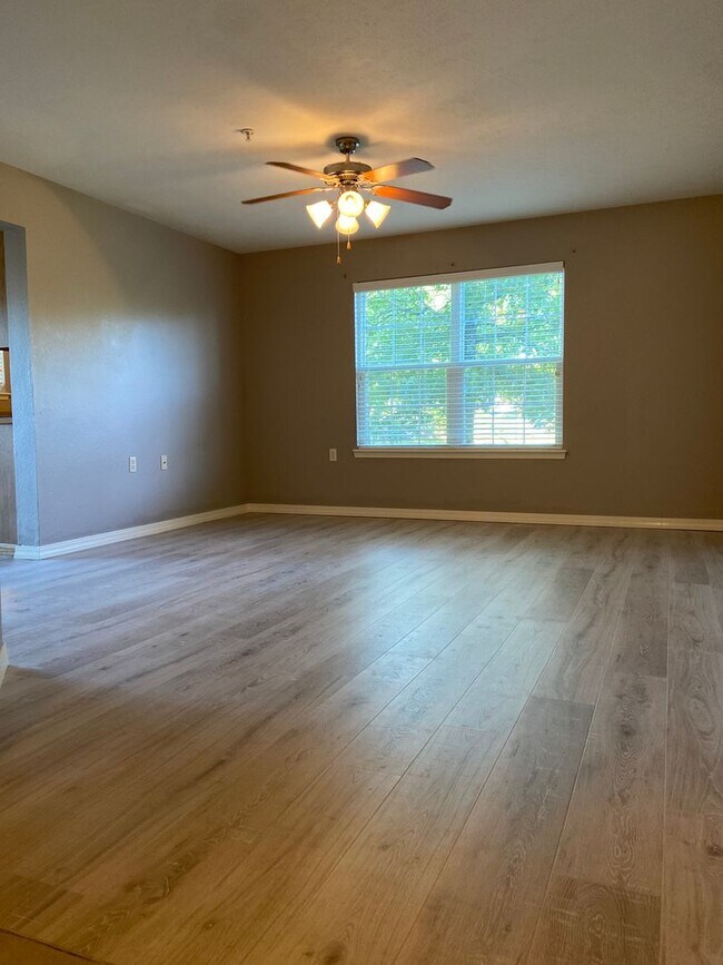 Building Photo - Condominium in FoxPointe