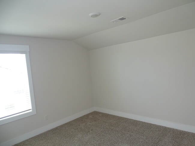 Building Photo - 146 Bromes Wy