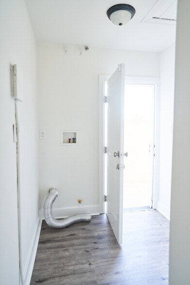 Building Photo - 606 E Realty St