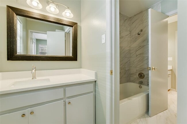 Building Photo - 3414 Hollywood Ave