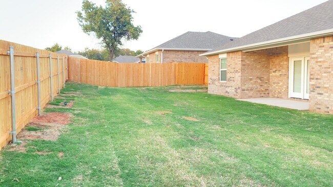Building Photo - 3 Bedroom 2 Bathroom 2 Car Garage Home in ...