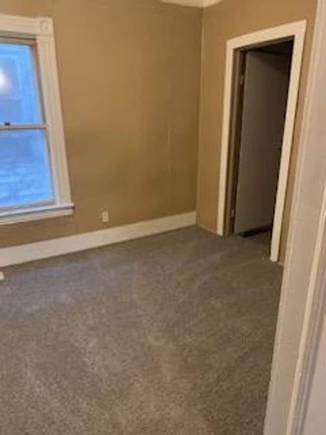 Building Photo - 3 bed 1 bath house