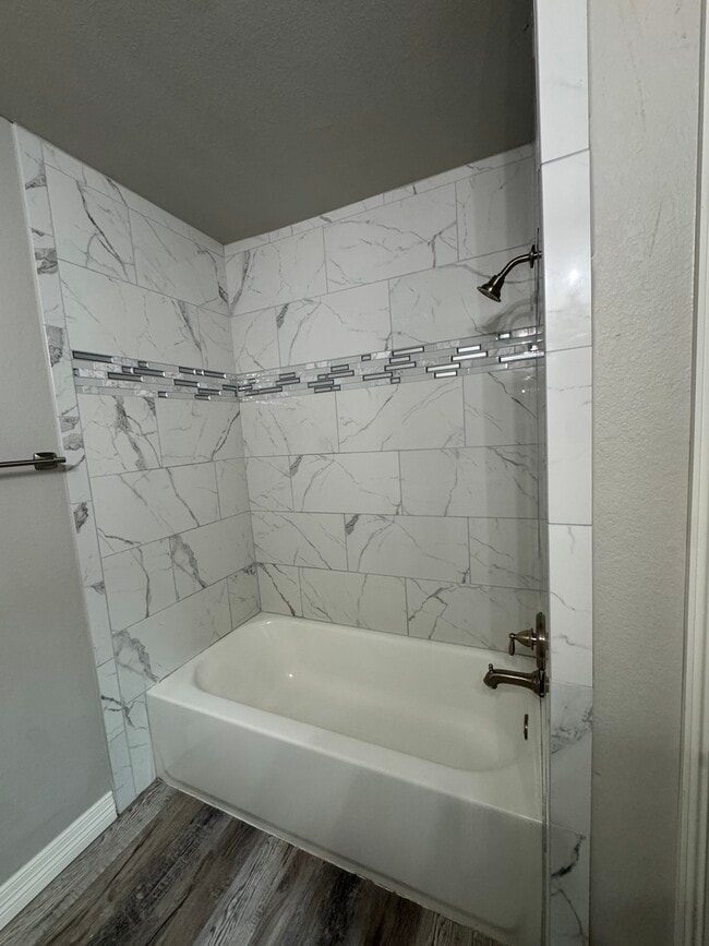 Building Photo - 418 Garland Dr