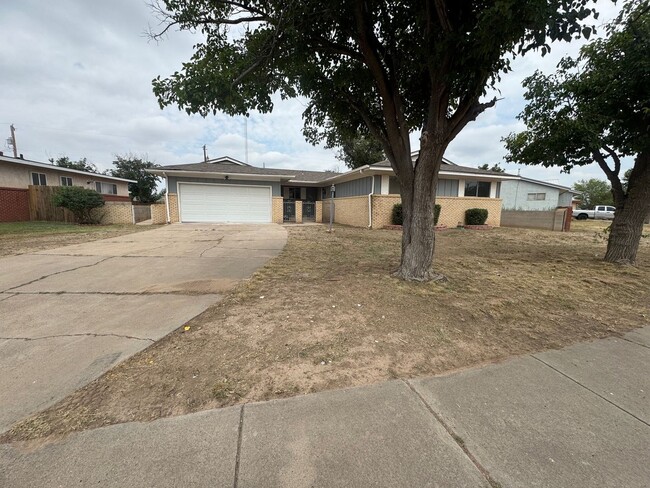 Primary Photo - 1002 Av. Manana