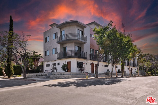 Building Photo - 8902 Sawyer St