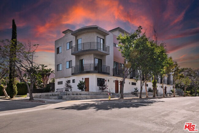 Building Photo - 8906 Sawyer St