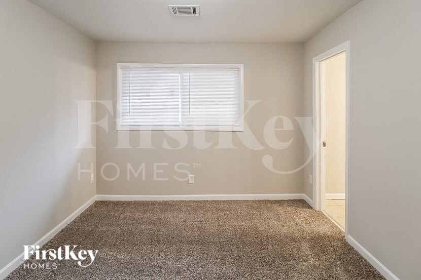 Building Photo - 2483 Kings Park Cir