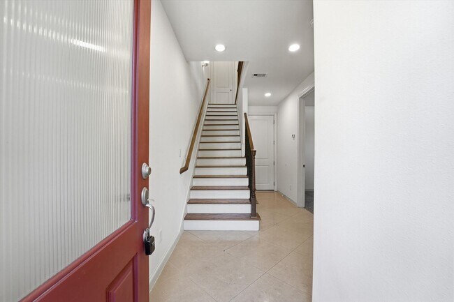 Building Photo - Awesome Two Story town home located in the heart of the city!