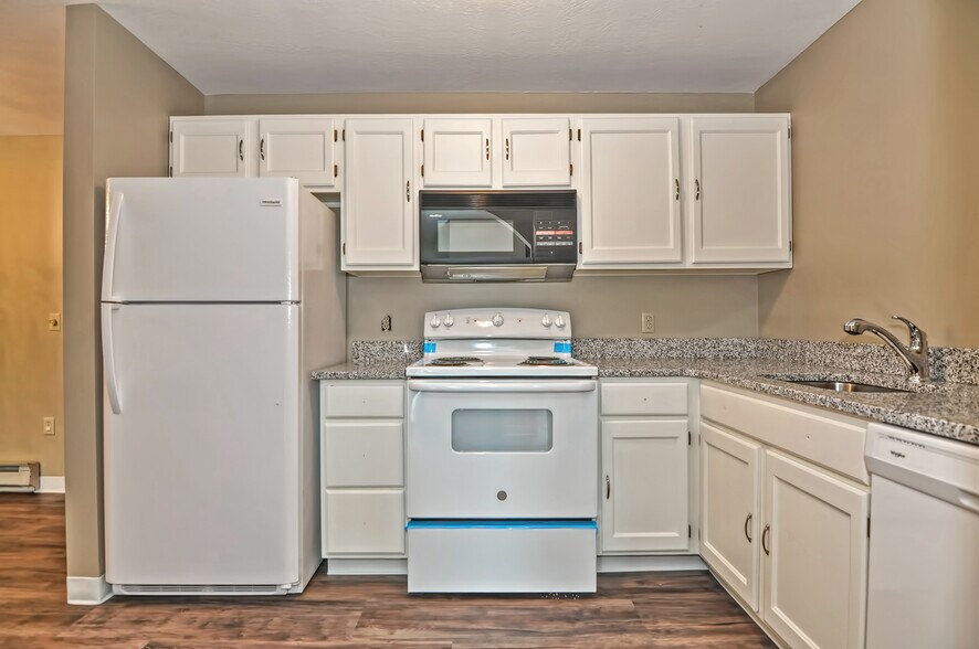 Building Photo - 1 Bristol Court Unit 3