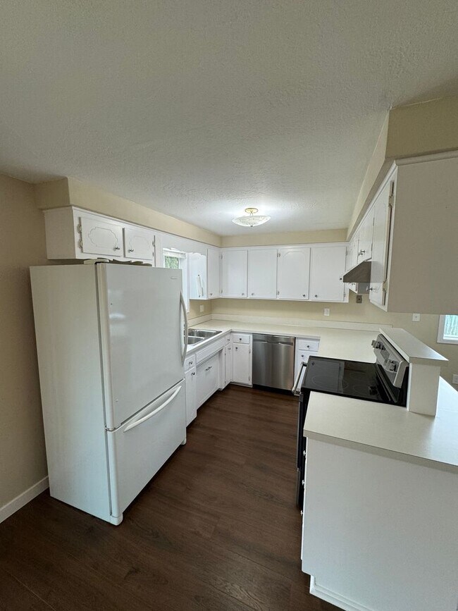 Building Photo - Charming 3 Bed / 2 Bath Ranch on Large Lot – Cul-de-Sac Location – $2,495/mo