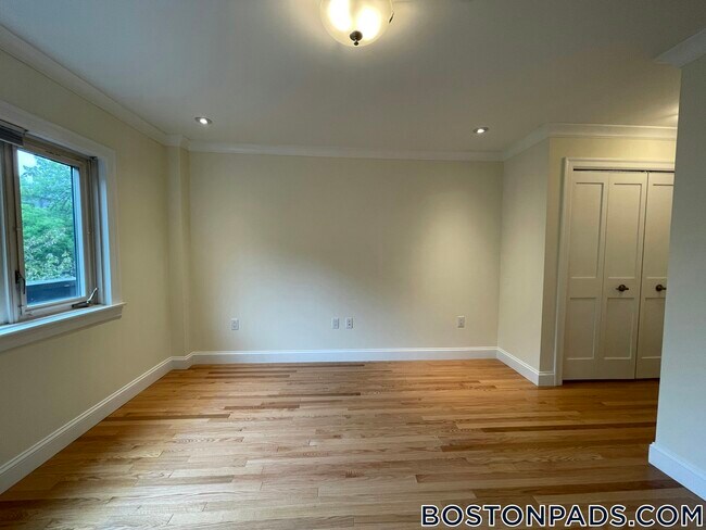 Building Photo - 1443 Beacon St