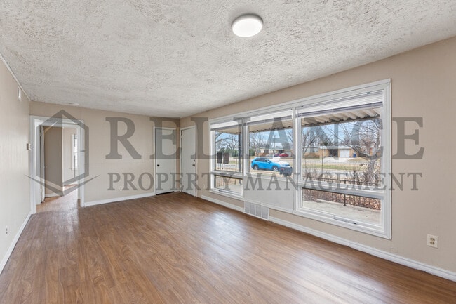 Building Photo - 2908 S Glenn Ave