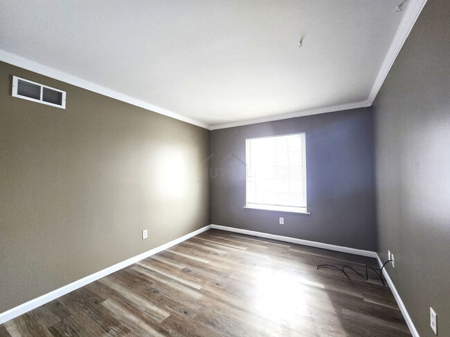 Building Photo - 30240 Southfield Rd