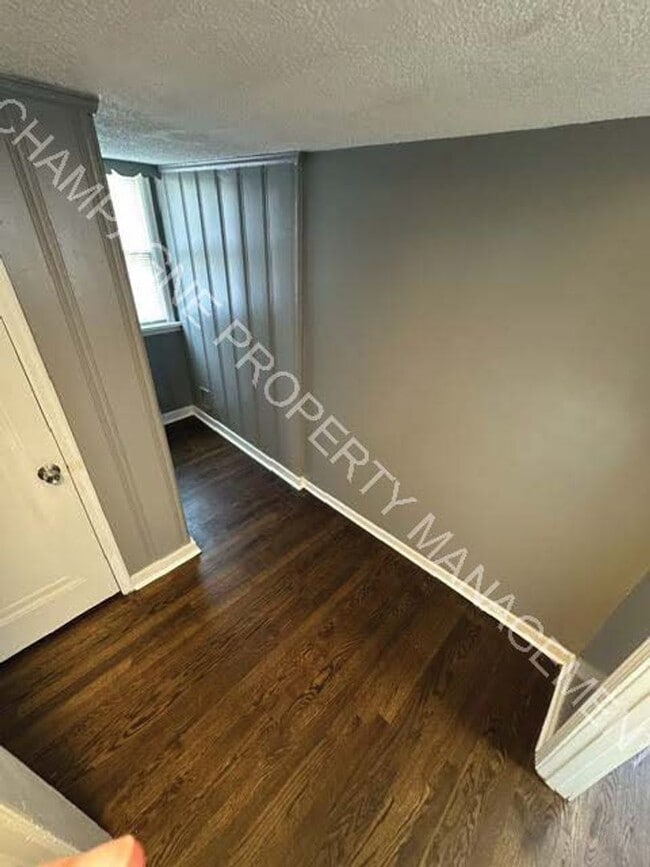 Building Photo - Fully updated home in KC