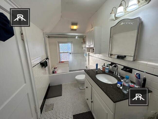 Building Photo - 4 bedroom in Newton MA 02467