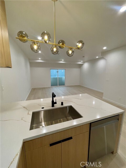 Building Photo - 613 W 41st Pl