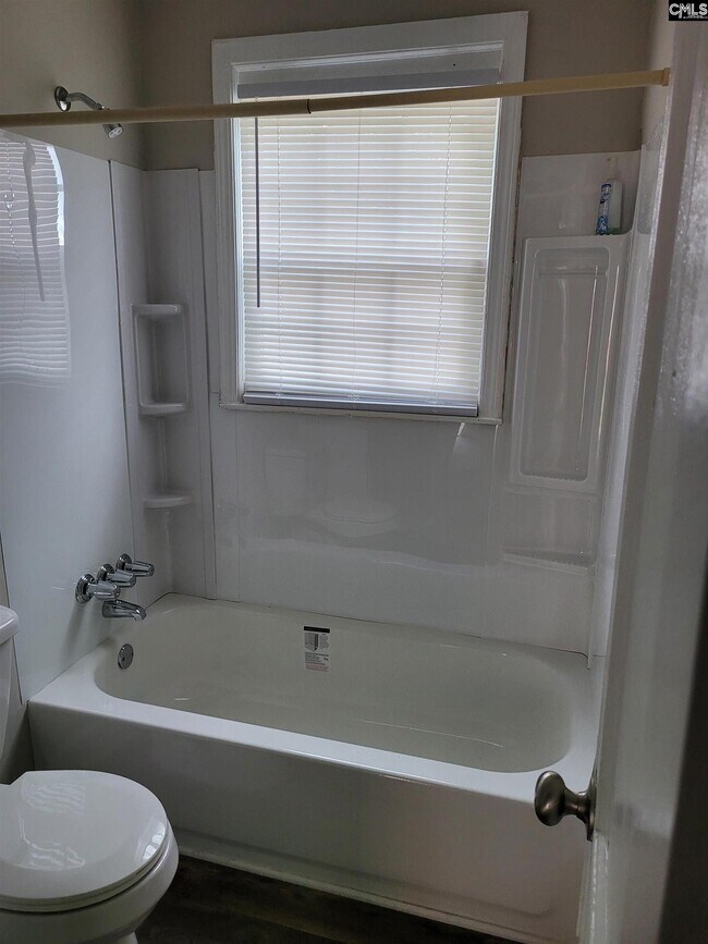 Building Photo - 332 S Bull St