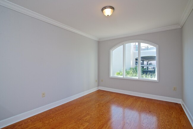 Building Photo - 440 E Bay St