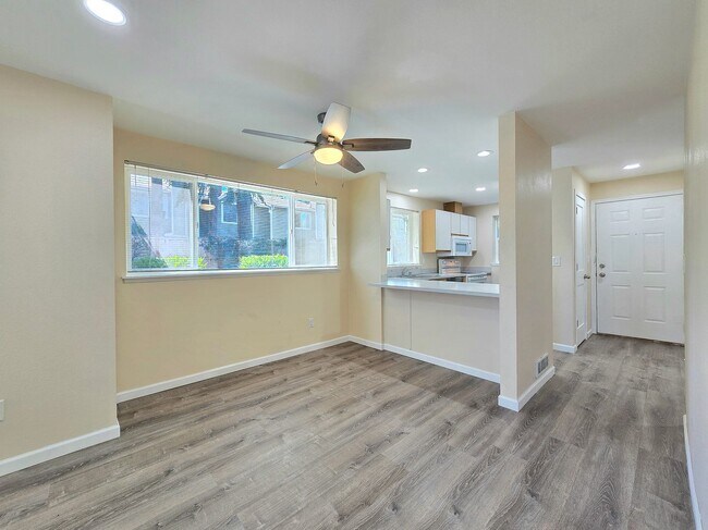 Building Photo - 2 Bedroom Condo In Lynnwood Available Now