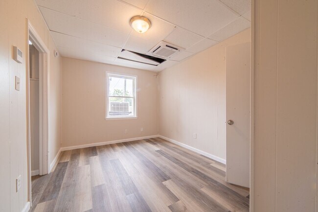 Building Photo - Spacious 2-Bedroom Apartment with Bonus Ro...
