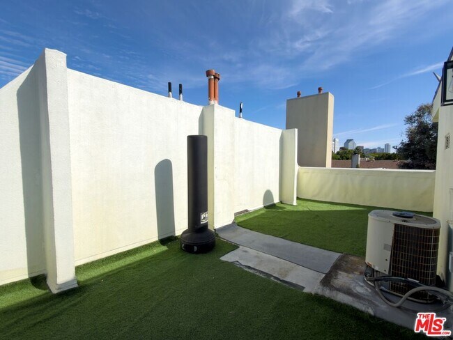 Building Photo - 2708 Arizona Ave