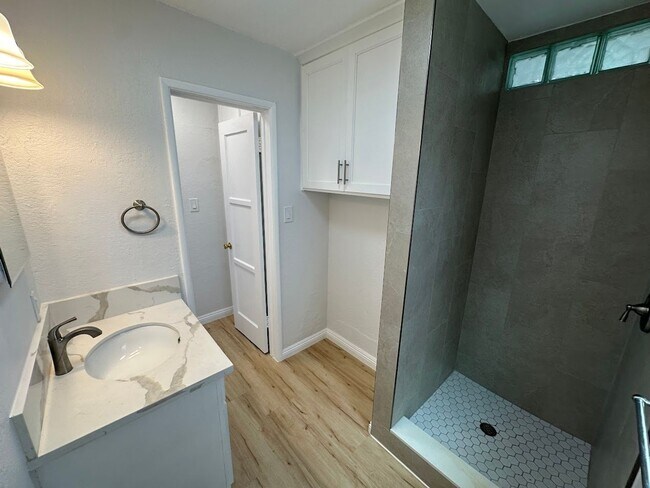 Building Photo - Fully Remodeled Ground-Level Studio Apartment with Modern Finishes