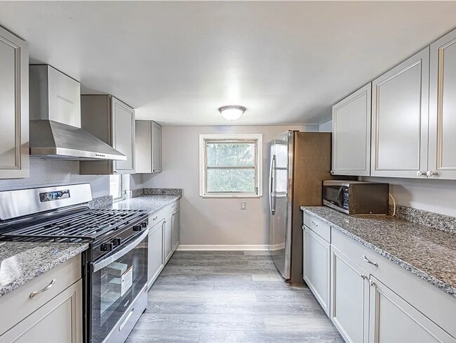 Building Photo - 3 bedroom available in the West Jefferson Hills School district!