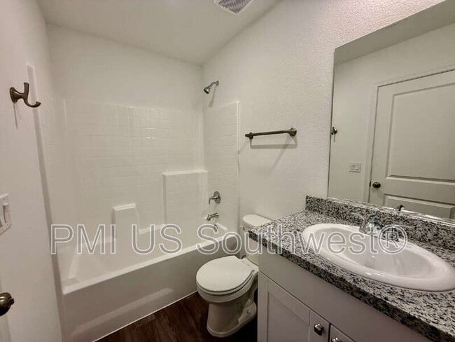 Building Photo - 2580 View Way