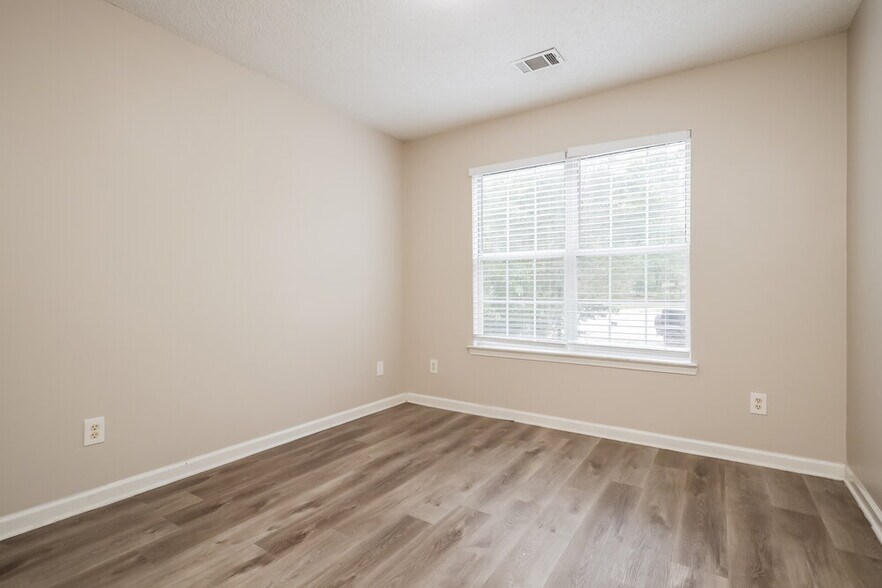 Building Photo - 545 Wyntuck Dr