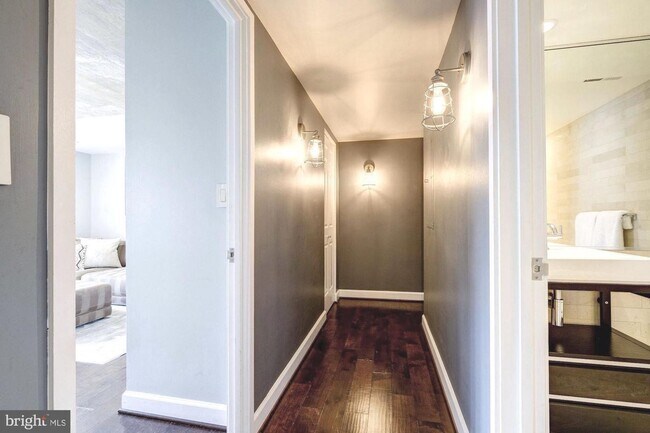 Building Photo - GEORGETOWN - 2 level 2/2.5 Custom Condo City Living W/ UNDERGROUND PARKING!!