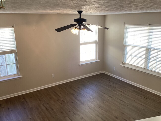 Building Photo - 127 Swanee Ln