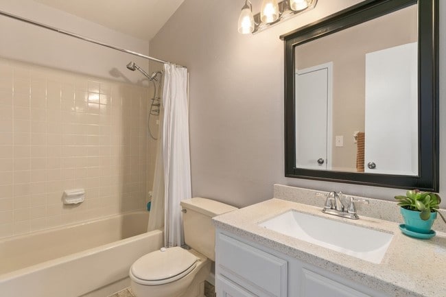 Building Photo - Beautiful 2BD/2BA townhome in Table Mountain Heights