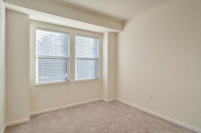 Building Photo - 581 Bridgeport Terrace