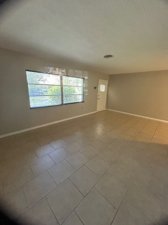 Building Photo - Beautifully landscaped 2/1/1 Jungle Prada ...
