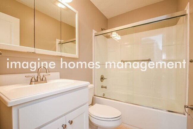 Building Photo - Charming 3 Bedroom Home in Stow