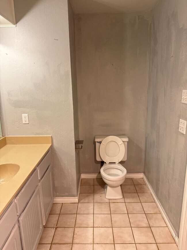 Building Photo - Charming Corner-Lot Duplex in the Heart of Yukon – Available Now!