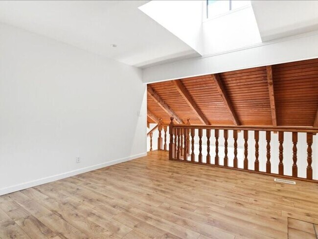 Building Photo - Cottonwood Heights 5 bed 3 bath Twin Home