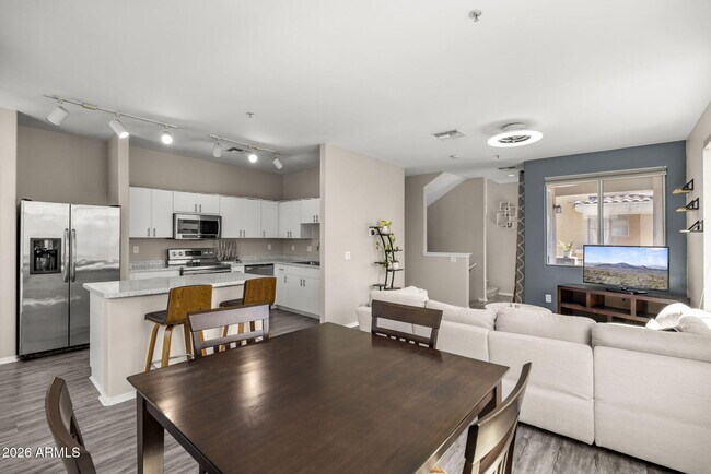Building Photo - 2450 W Glenrosa Ave