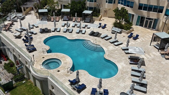 Building Photo - 300 South Pointe Dr