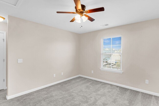 Building Photo - Convenient Location with Modern Amenities